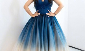 何洁新造型“火”了,一袭蓝色渐变礼服穿成特大号,未修图很真实